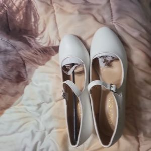 Mary jane white pupms